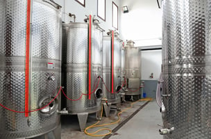 Comoso.com - Industries - Food Bev1 - Wine_Tanks